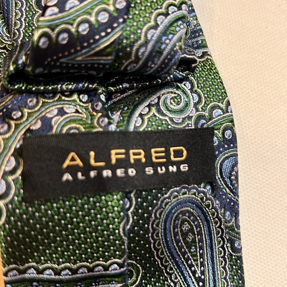 Alfred Sung Men's 100% Silk Green Paisley Tie - Picture 4 of 7